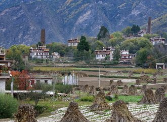 Zhonglu-Tibetan-village-in-danba