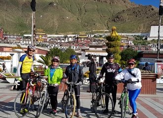 Cycling group Tashilunpo monastery