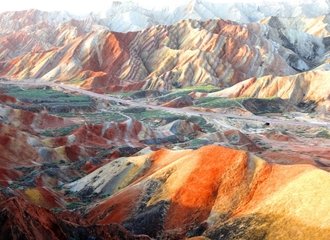 Travel to Rainbow Mountain in Zhangye on the Silk Road 