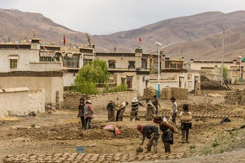 Lhatse typical Tibetan houses