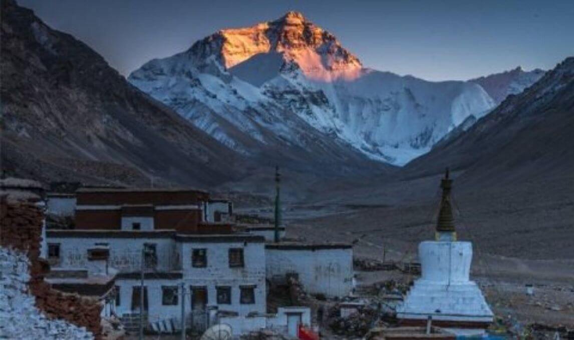 Traveling to Everest Base Camp with the travel Guide