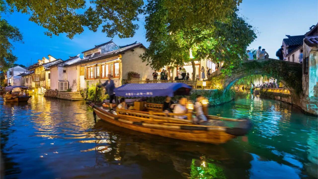 Zhouzhuang's water town charm
