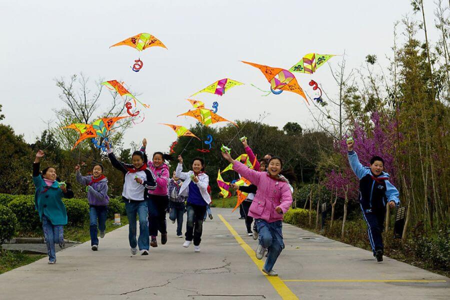 Flying kites during Qing Ming