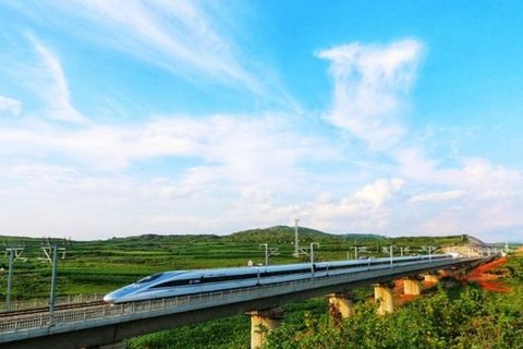 Bullet train between Kunming Lijiang