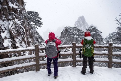 tourists-mount-huangshan-winter