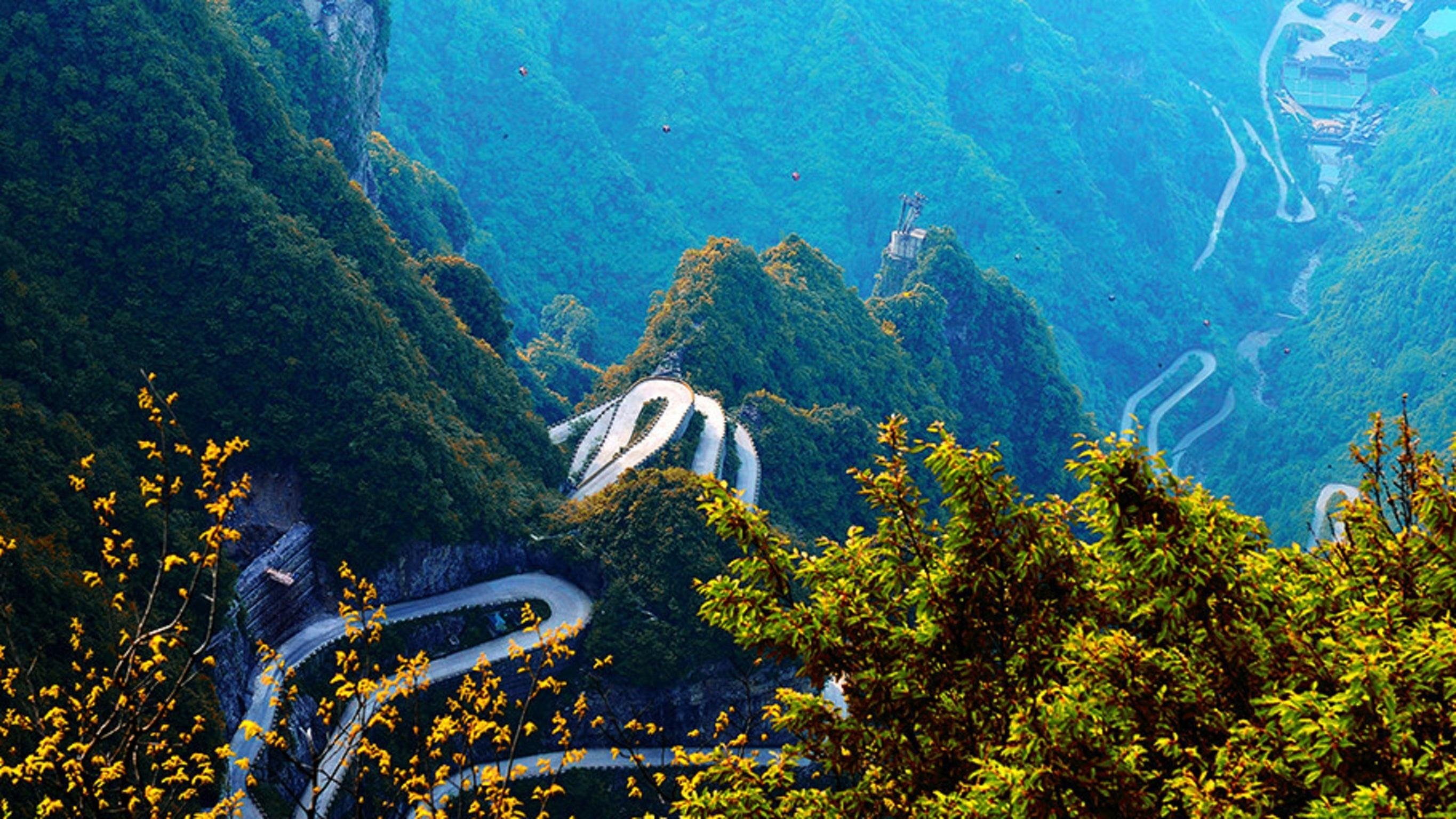 Roads to Tianmen mountain
