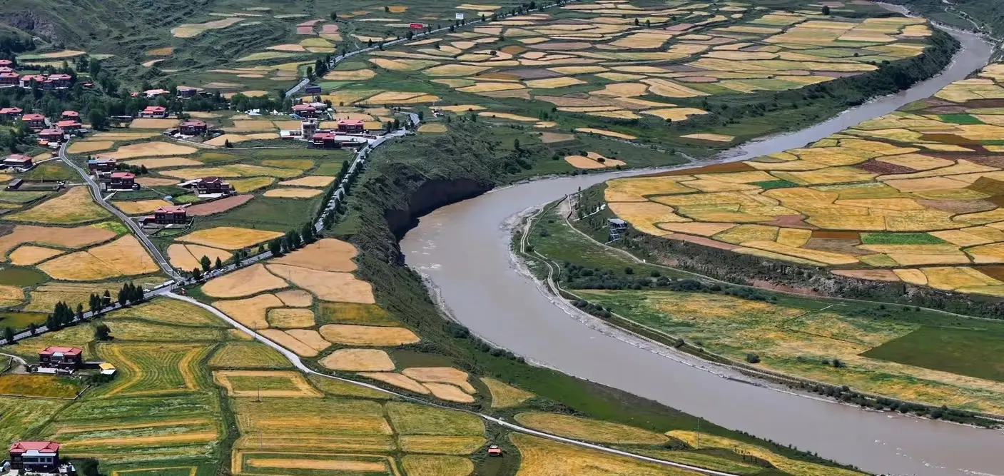 Scenic drive from Daofu to Luhuo in Ganzi