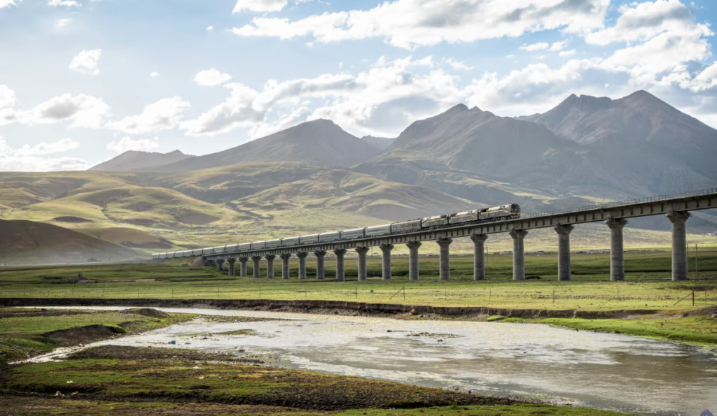 Qinghai–Tibet train passing the snow-capped Nyenchen Tanglha range between Damxung and Yangbajain