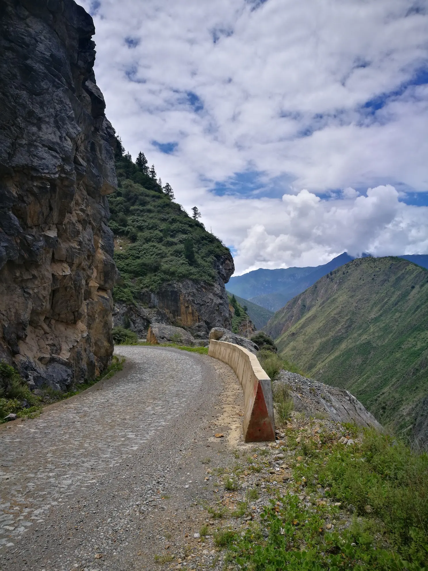 landscapes on the drive from Yading to Benzilan town