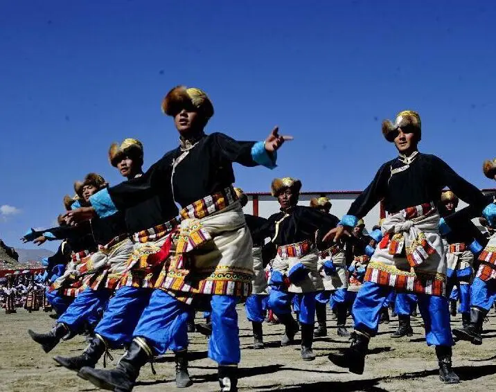 Dance during Gyantse horse festival
