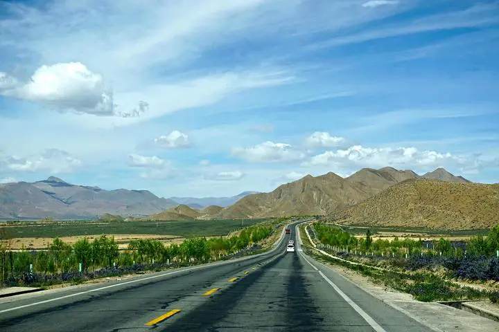 On the way from Lhatse to Saga