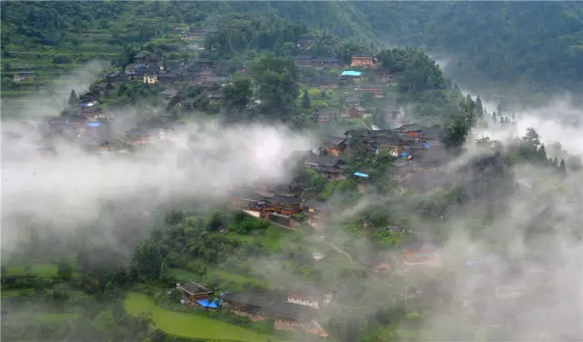 Village on the way to Jiaomeng from Langde