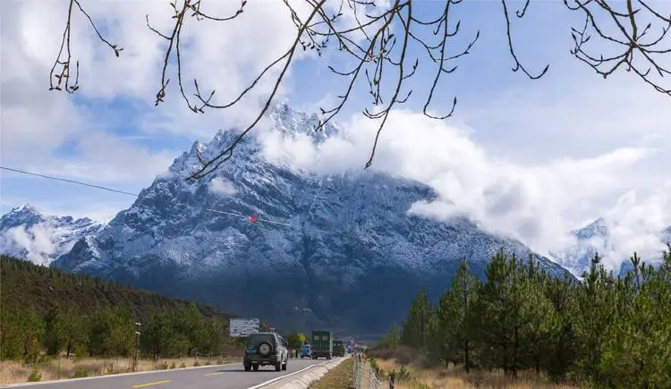 On the road from Pomi to Rawok Lake