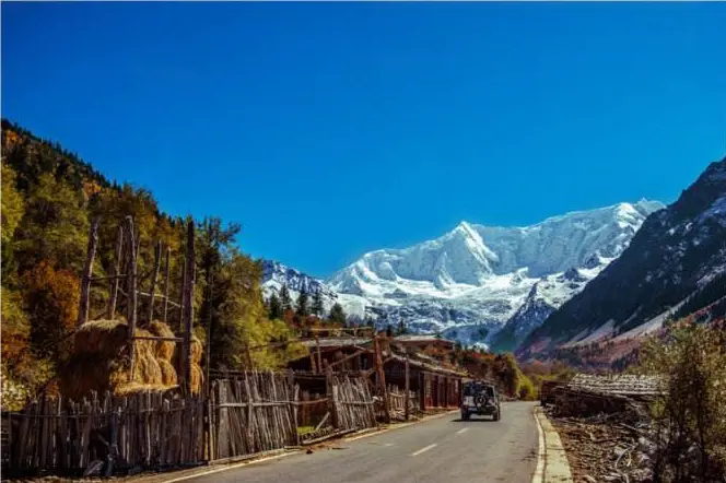 Midui Glacier near Pomi