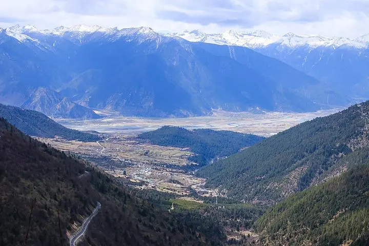 Mountain road from Rawok to Pomi