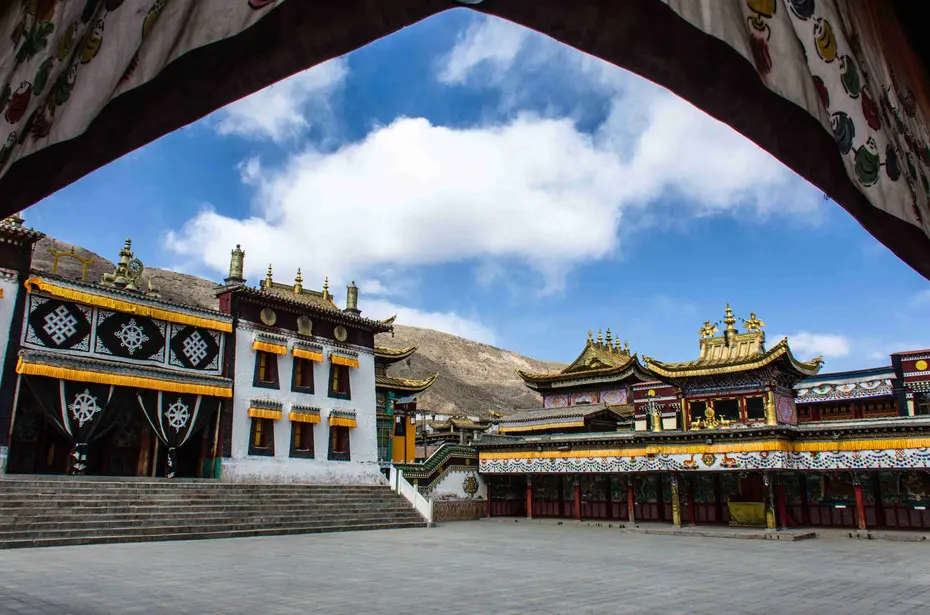 Rongwu Monastery assembly hall