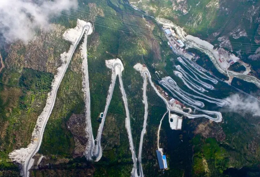 Bends on the way from Chengdu to Kangding