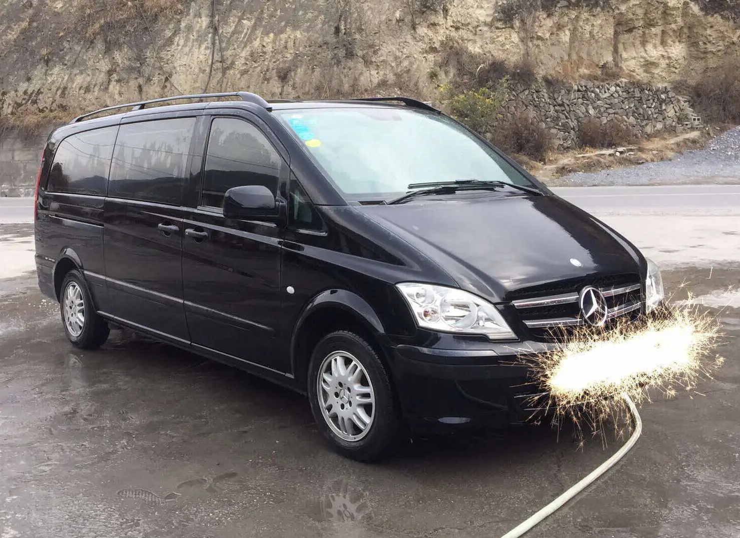 7-seat business van available for rent in Sichuan, ideal for families or small groups on day trips and regional tours.