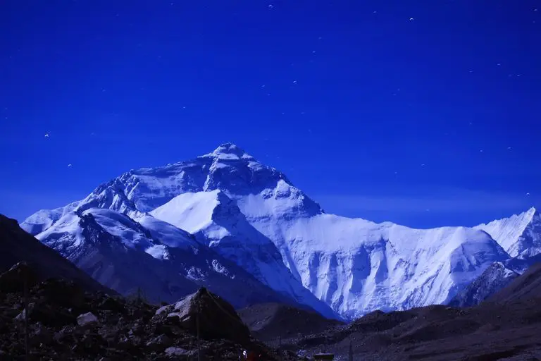 Mountain Everest night scenery