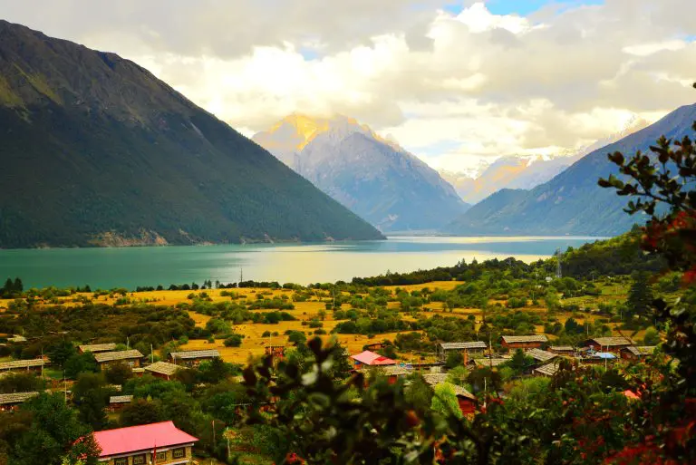Nyingchi Basum Tso lake