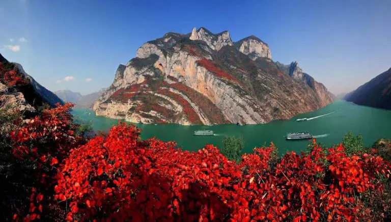 Wu Gorge fall leaves of Yangtze River