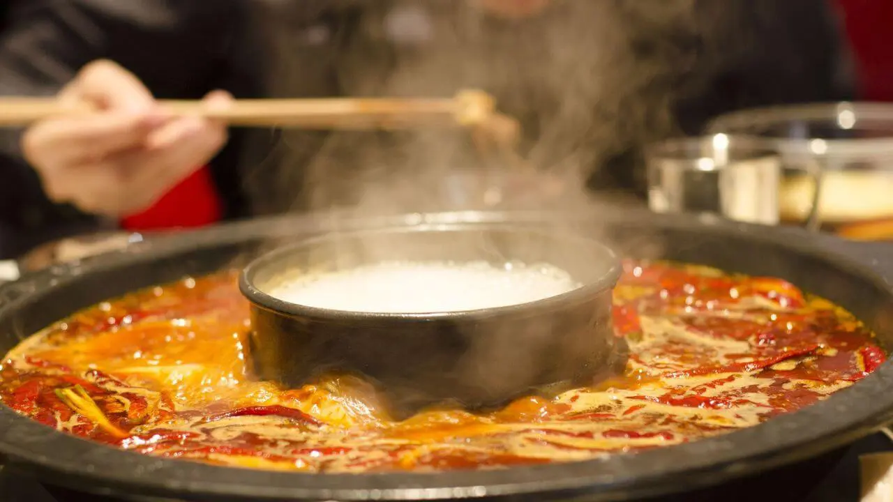 Key Differences Between Hot Pot and Dry Pot