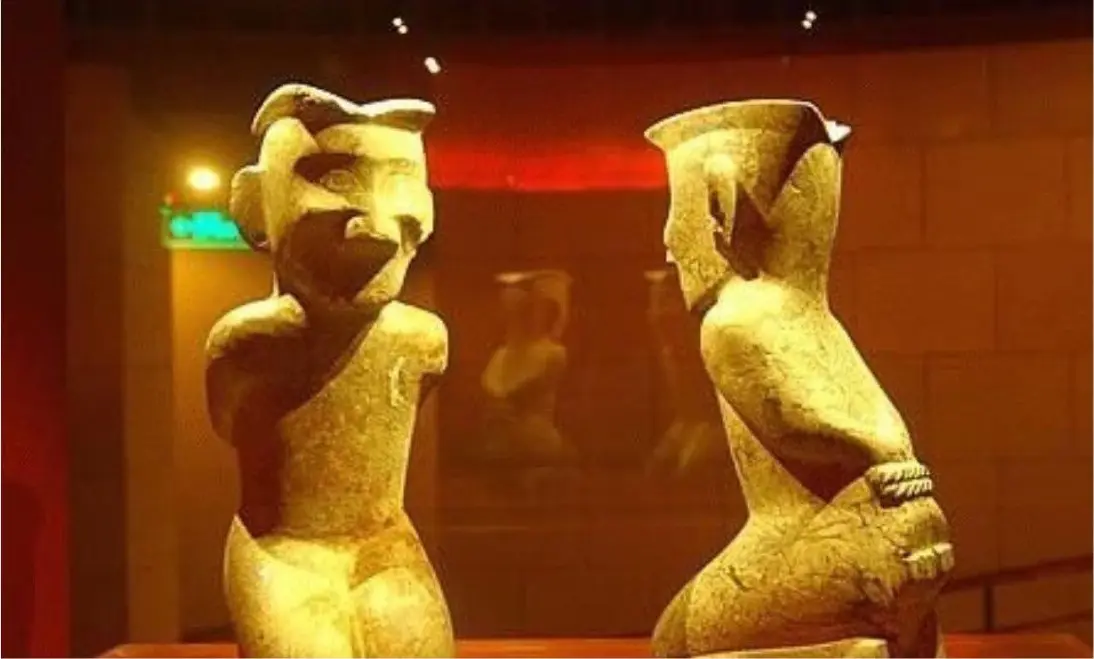 kneeling stone statue