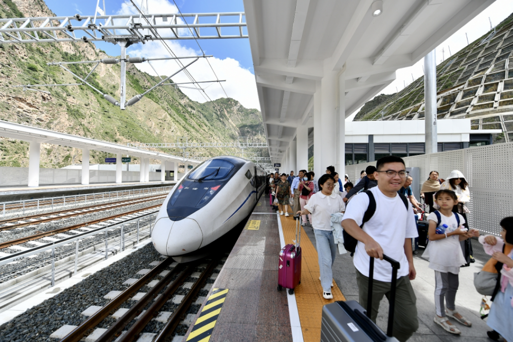 High speed train from Chengdu to Jiuzhaigou