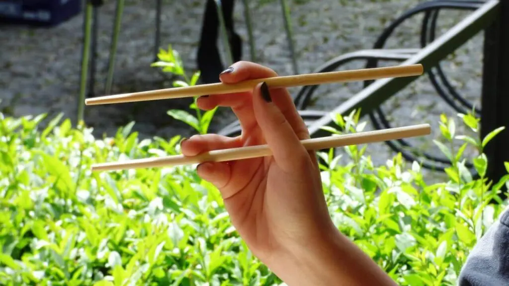 Here's how to properly hold chopsticks