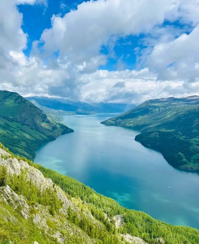 Kanas-lake-panorama-in-July