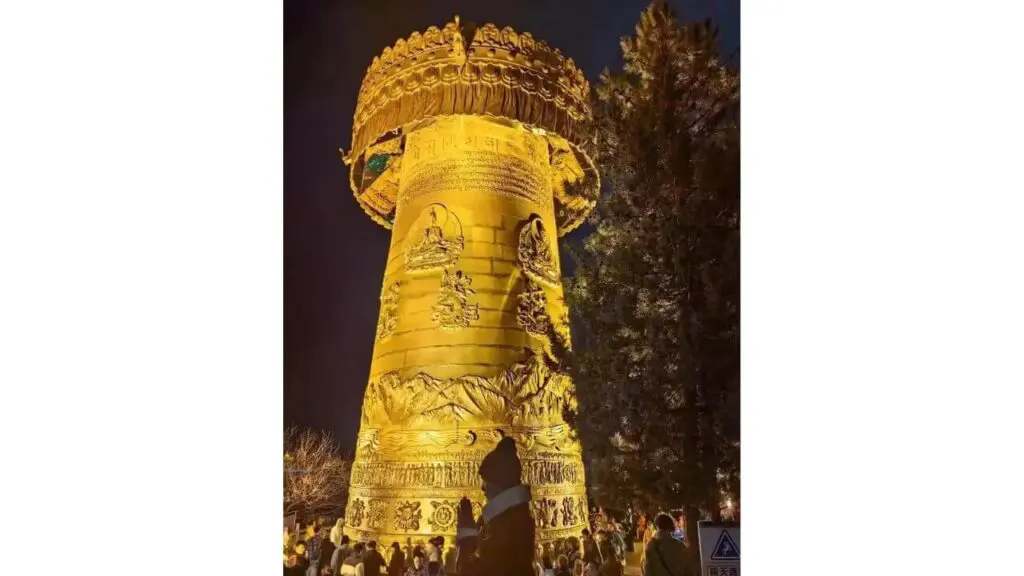 prayer wheel in Dukezong