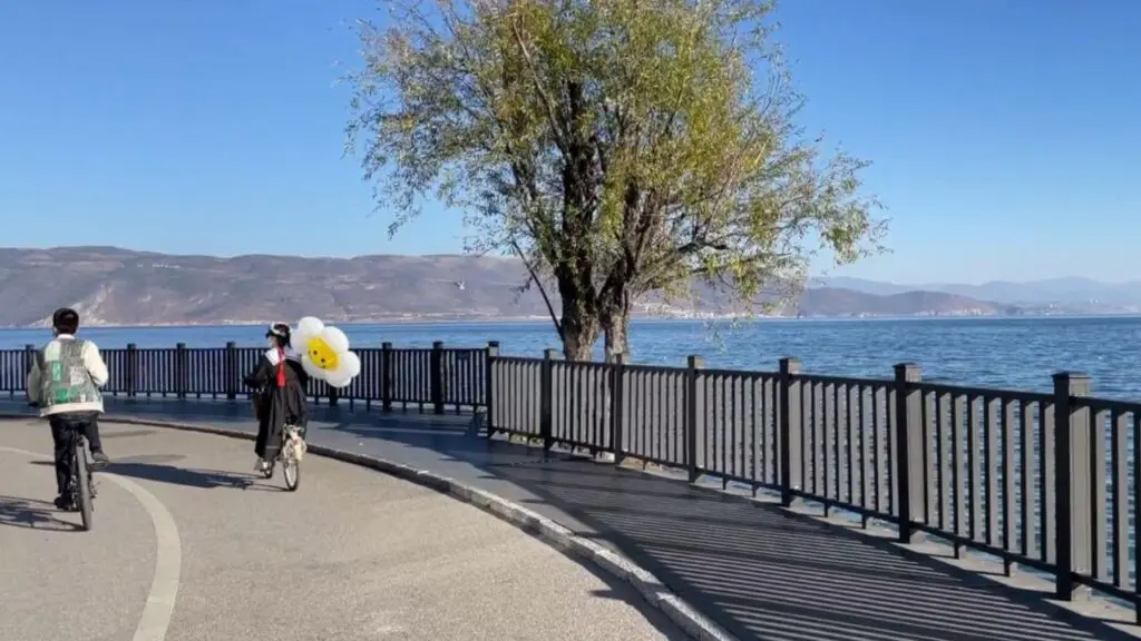 Cycling at Erhai Lake 