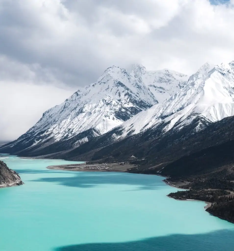Ranwu Lake on the Sichuan–Tibet Highway (G318), a turquoise alpine lake