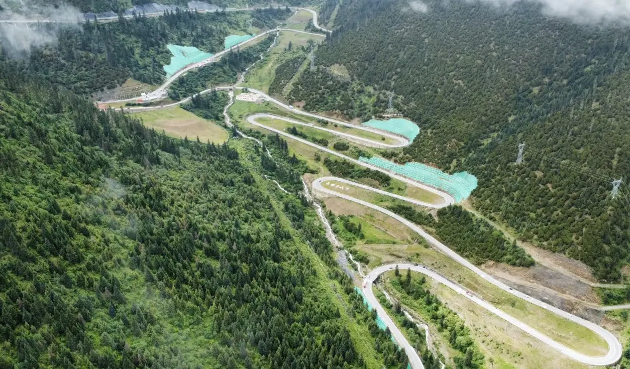 Sky Road 18 Bends between Yajiang and Litang