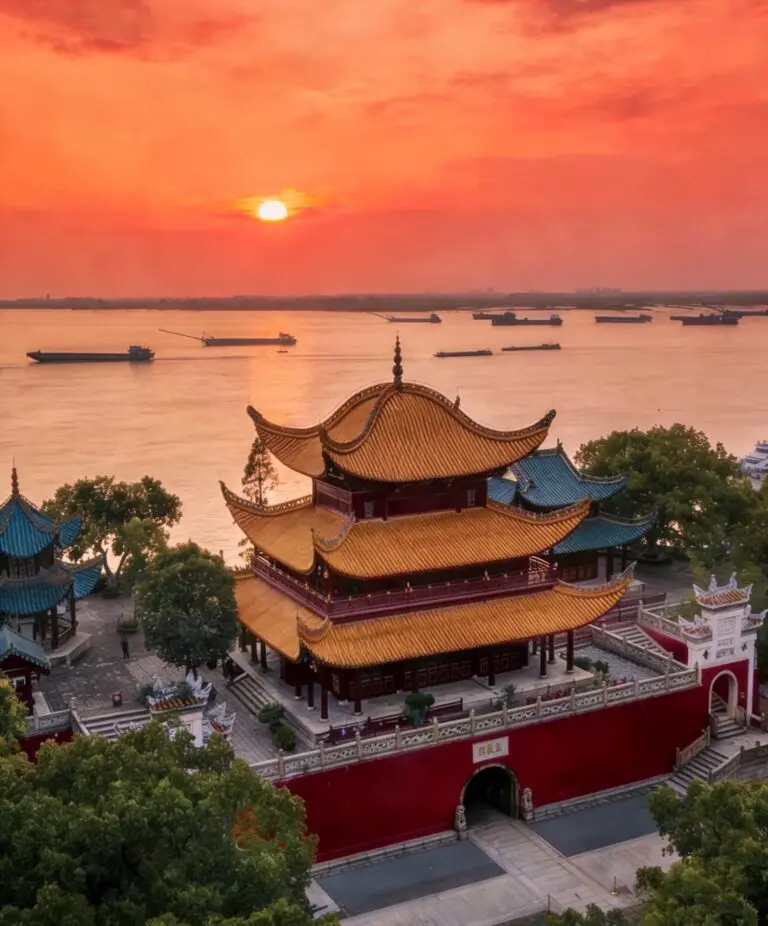 Yueyang Tower overlooking Dongting Lake