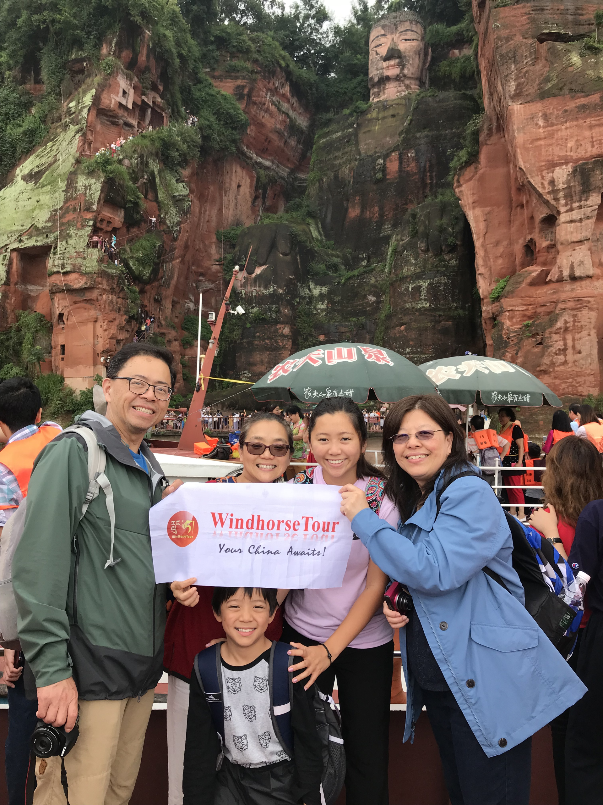 Windhorsetour travelers at Leshan Grand Buddha