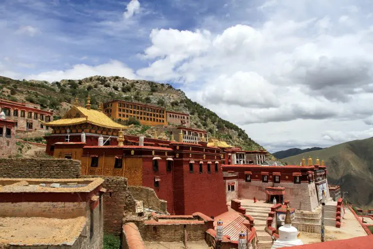 Lhasa Yamdrok Lake Tour with Local Family Visit