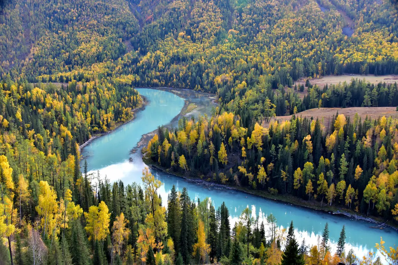 Beautiful Kanas Lake Winding Through Xinjiang