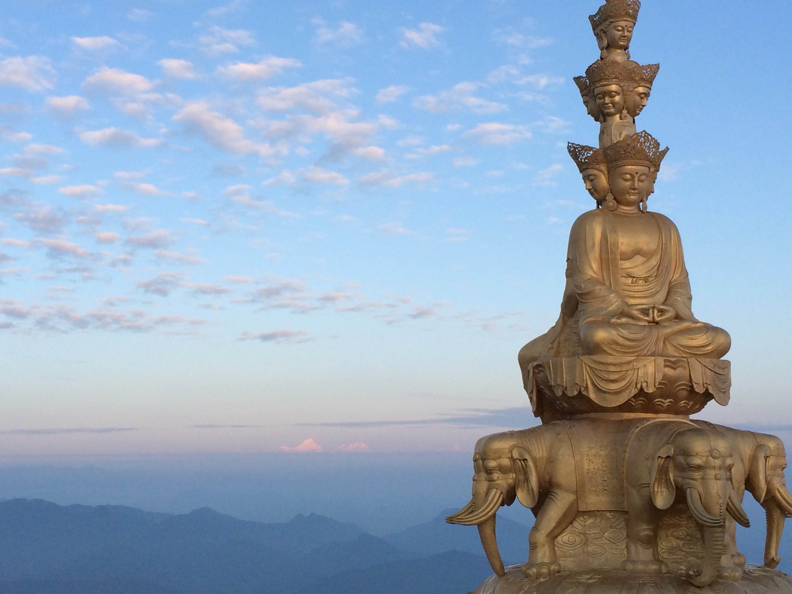 Golden summit statue Mt Emei