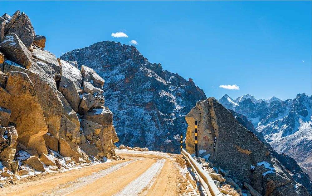 Mountain road up to Chola Pass Tunnel