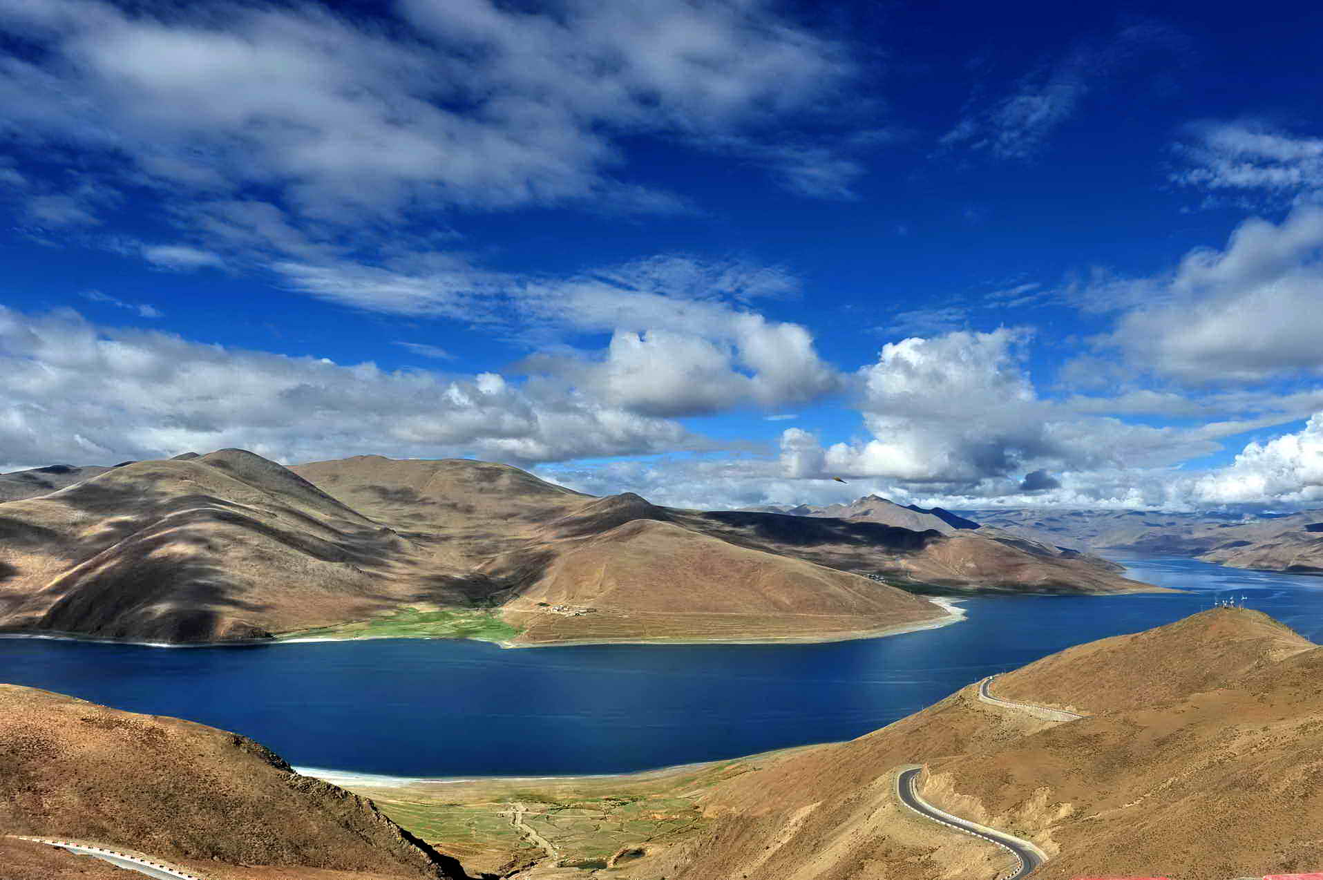 scenery of Yamdrok Lake