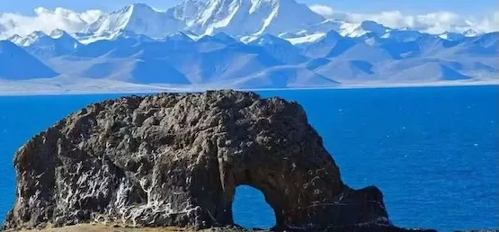 Wide Tibetan plateau landscape used for month-by-month Tibet travel planning