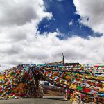 Flags at Gyatsola pass Tibet – way to Mt Everest