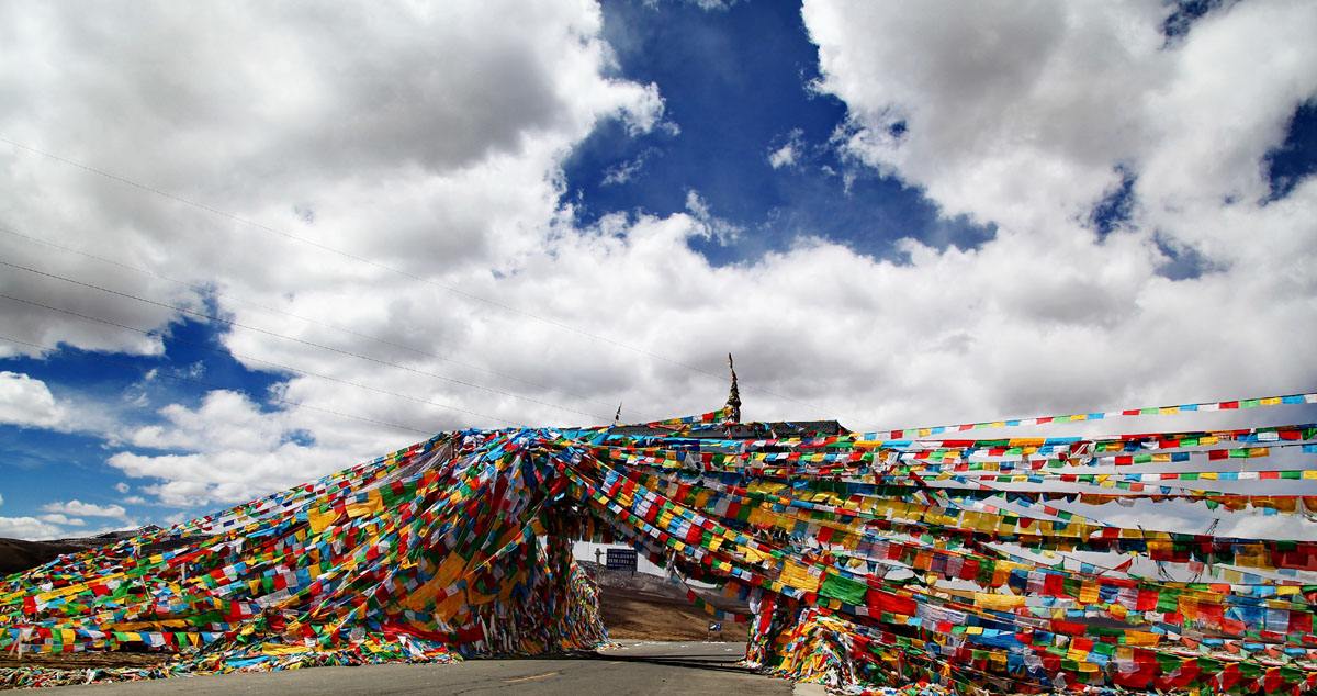 Flags at Gyatsola pass Tibet – way to Mt Everest